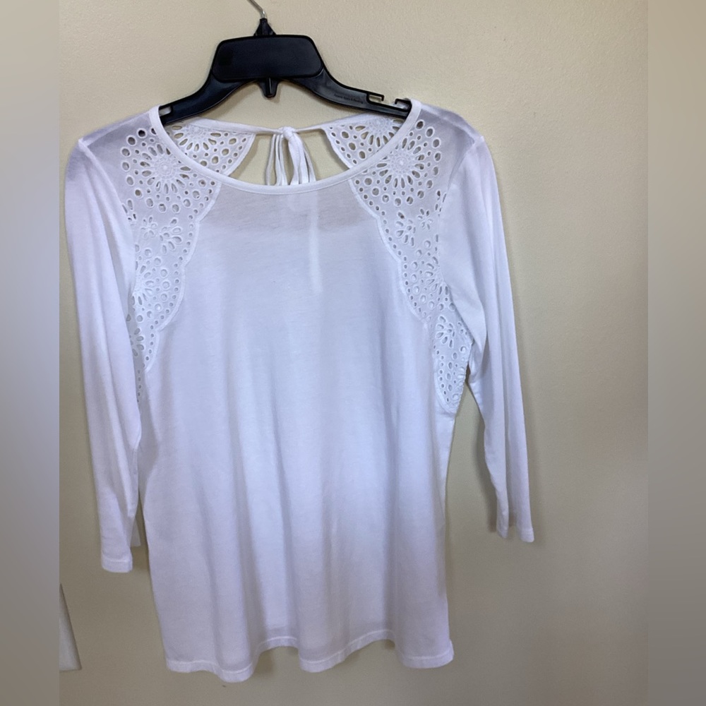 J Jill white shirt . Tag states XS but fits S too with the way it’s made.